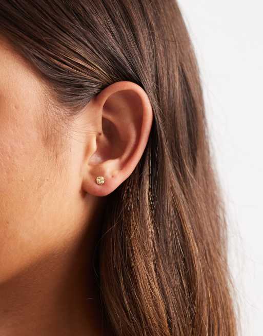Pendientes de botón con diseño repujado chapados en oro de Kingsley Ryan