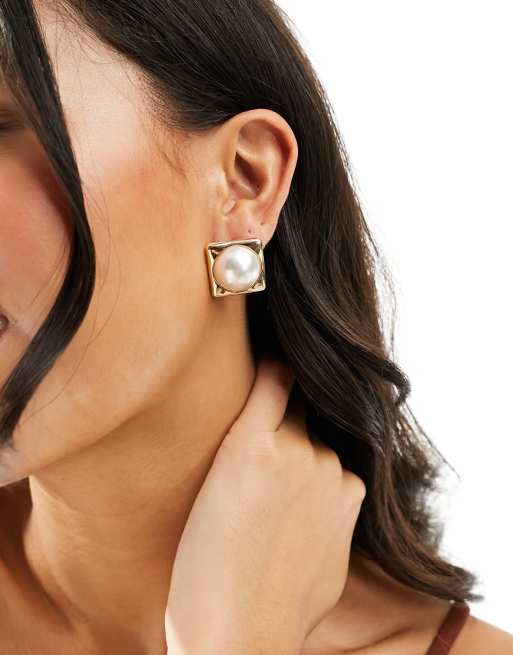 Pendientes de botón con perla extragrande y borde dorado de True Decadence
