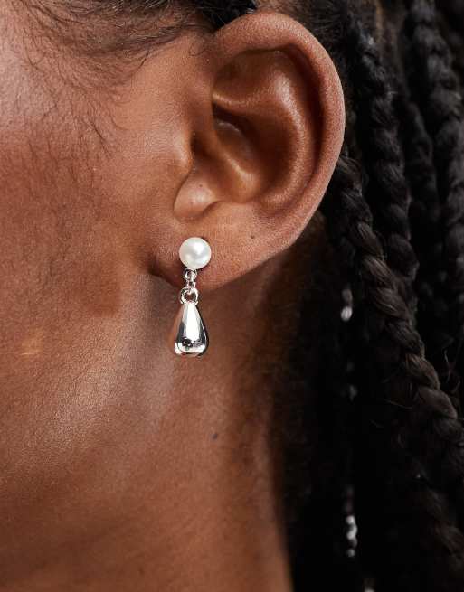 Pendientes de botón con perla y colgante plateado de True Decadence