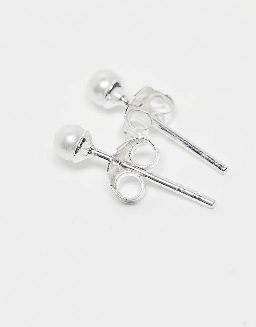 Pendientes de botón de 3 mm con perla de imitación de plata de ley de Kingsley Ryan, 3 de 3