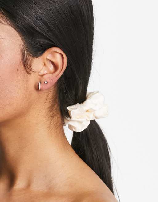 Pendientes de botón de plata de ley chapados en oro con cristal navette de Astrid & Miyu, 3 de 4