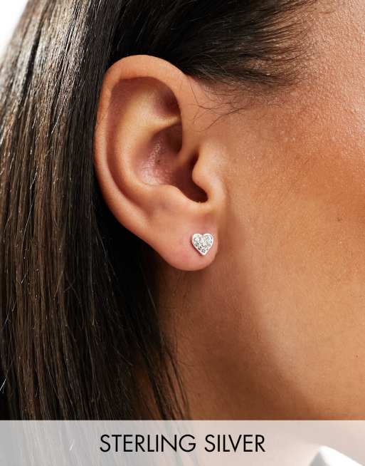 Pendientes de botón de plata de ley con diseño de corazón de cristales de Kingsley Ryan