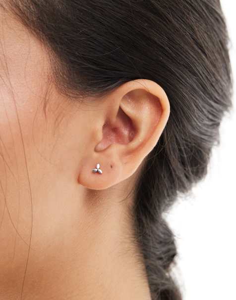 Pendientes de botón de plata de ley con diseño de flor de 3 pétalos de Kingsley Ryan - view 1