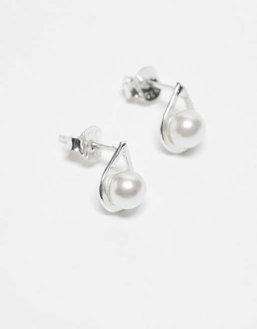 Pendientes de botón de plata de ley con diseño de gota con perla de Kingsley Ryan, 2 de 4