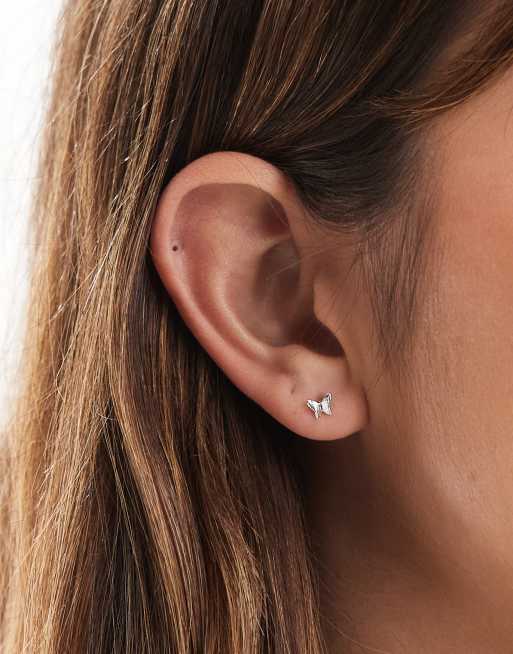 Pendientes de botón de plata de ley con diseño de mariposas de Kingsley Ryan