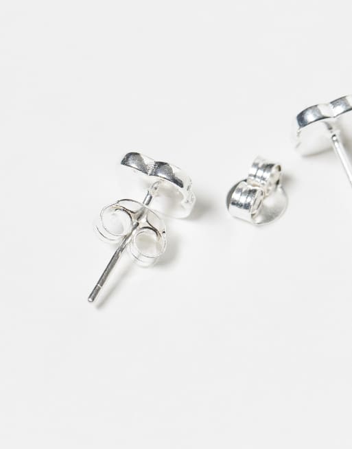 Pendientes de botón de plata de ley con diseño de trébol de ónice negro de Kingsley Ryan, 3 de 3