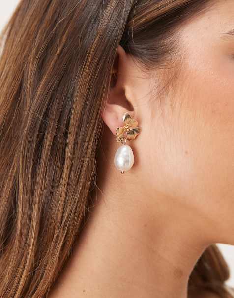 Pendientes de botón dorado asimétricos con diseño floral y colgante de perla de ASOS DESIGN - view 1