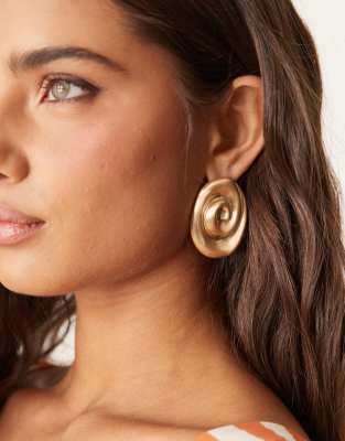 Pendientes de botón dorado cepillado con diseño de remolino de ASOS DESIGN - view 1