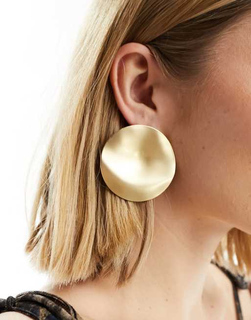 Pendientes de botón dorado mate circulares con acabado repujado de DesignB London