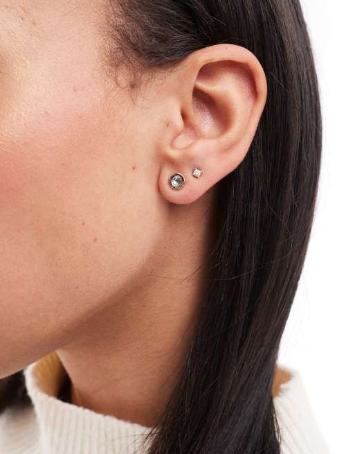 Pendientes de botón dorados circulares con gema de Pieces