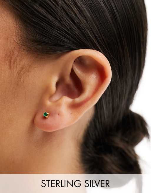 Pendientes de botón dorados con diseño circular de esmeralda chapados en oro de Kingsley Ryan