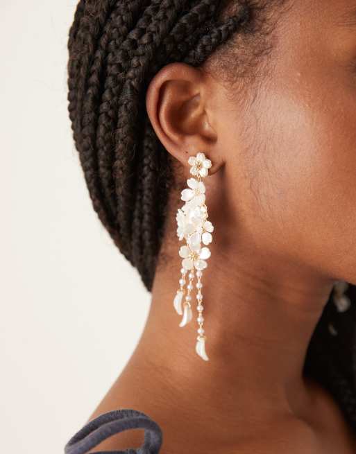 Pendientes de botón dorados con diseño colgante de flores y perlas de imitación de ASOS DESIGN