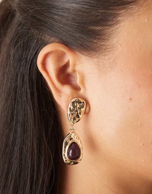 Pendientes de botón dorados con diseño colgante de gema y efecto fundido de DesignB London, 3 de 3