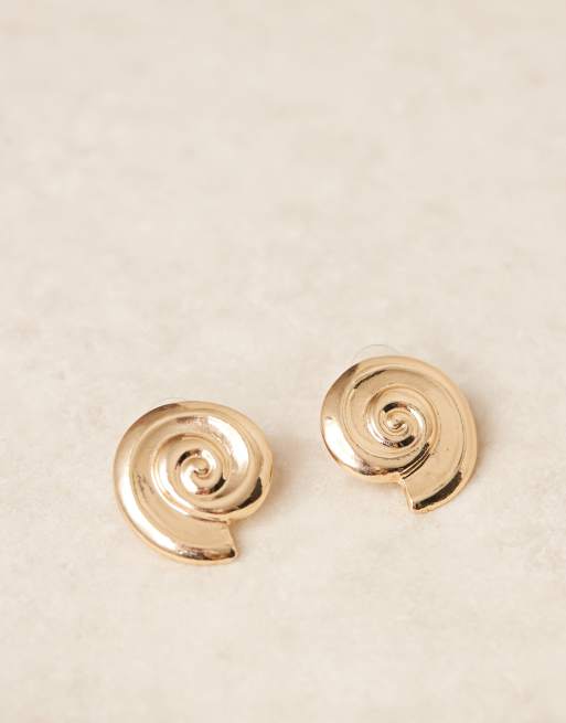 Pendientes de botón dorados con diseño de concha en espiral de DesignB London, 2 de 3