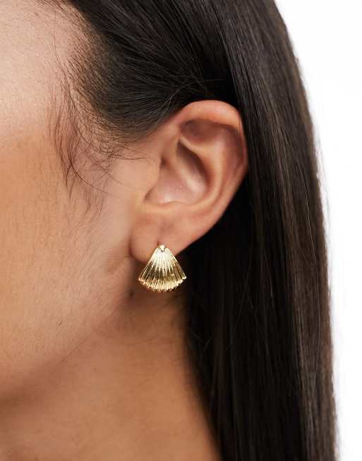 Pendientes de botón dorados con diseño de concha texturizada de DesignB London 