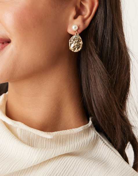 Pendientes de botón dorados con diseño de disco repujado y perla de DesignB London - view 1