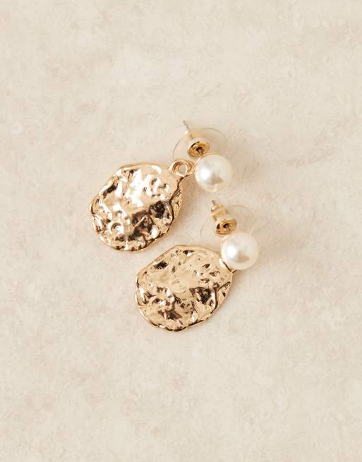 Pendientes de botón dorados con diseño de disco repujado y perla de DesignB London, 2 de 3