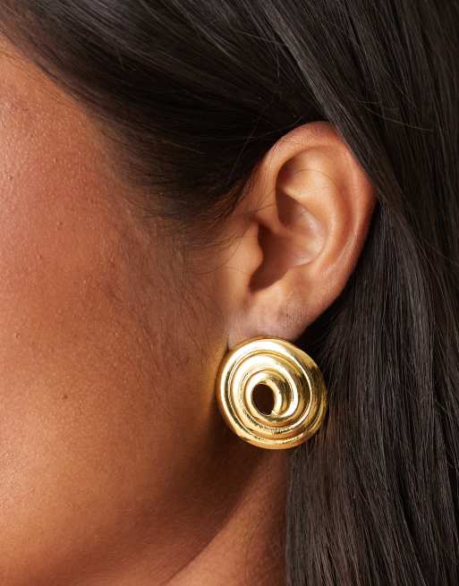 Pendientes de botón dorados con diseño de espiral de DesignB London