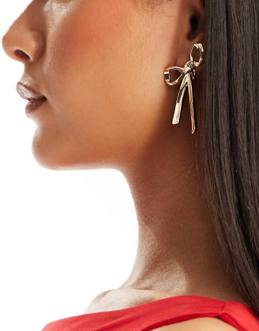 Pendientes de botón dorados con diseño de lazo grande de DesignB London 