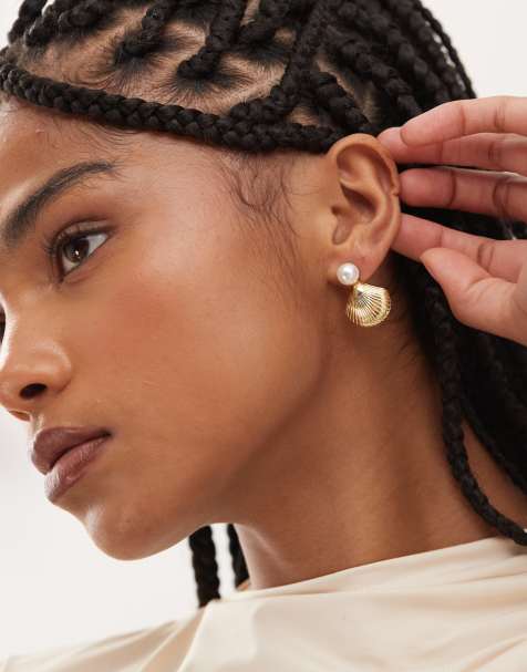 Pendientes de botón dorados con diseño de perla y concha de Petit Moments - view 1