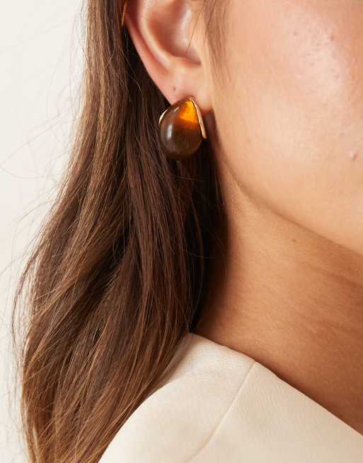 Pendientes de botón dorados con diseño de resina burdeos de ASOS DESIGN