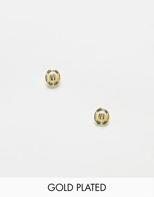 Pendientes de botón dorados con diseño de sombrero de vaquero chapados en oro de Kingsley Ryan