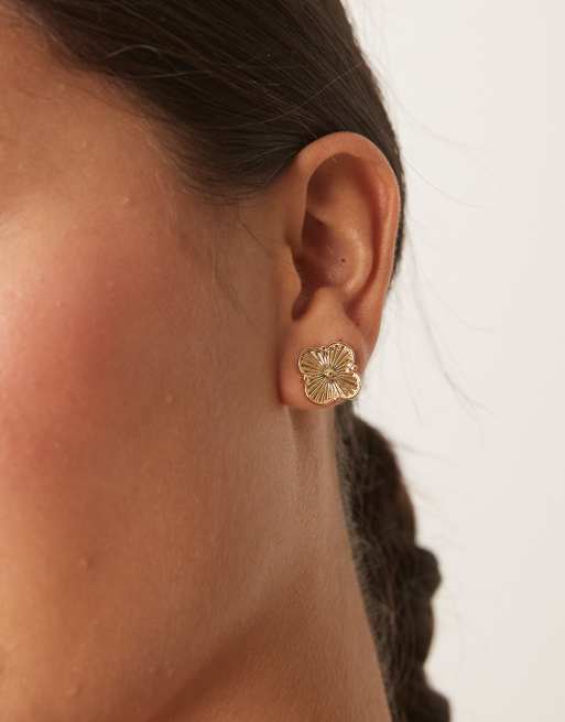 Pendientes de botón dorados con diseño de trébol de DesignB London, 3 de 3