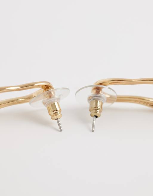 Pendientes de botón dorados con diseño efecto fundido de DesignB London, 3 de 4