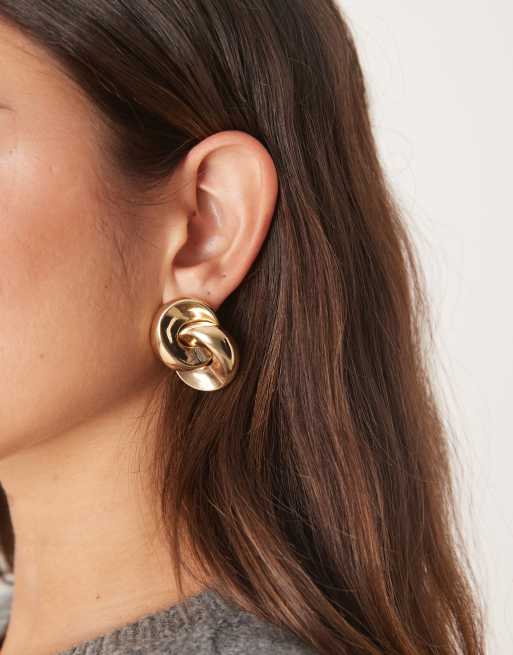 Pendientes de botón dorados con diseño entrelazado de Mango