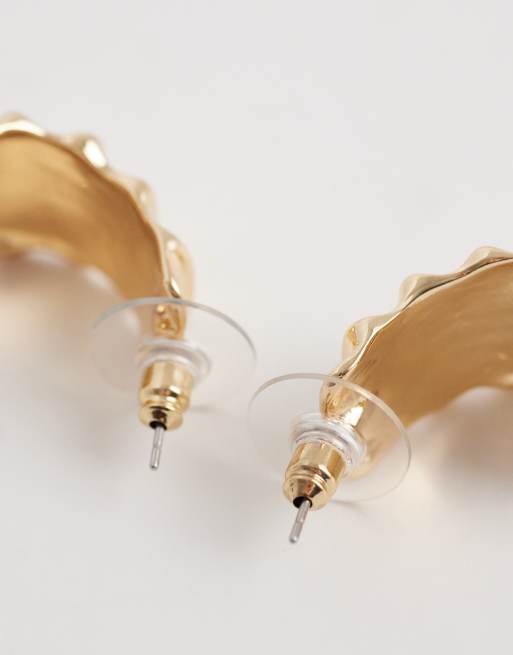 Pendientes de botón dorados con diseño estriado de DesignB London, 4 de 4