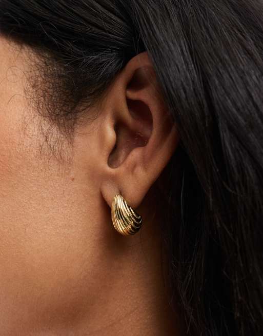 Pendientes de botón dorados con diseño estriado efecto fundido de acero inoxidable resistente al agua de ASOS DESIGN