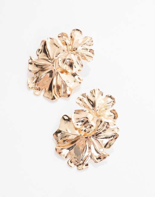 Pendientes de botón dorados con diseño extragrande de flor repujada Noveldo de Petit Moments, 2 de 4