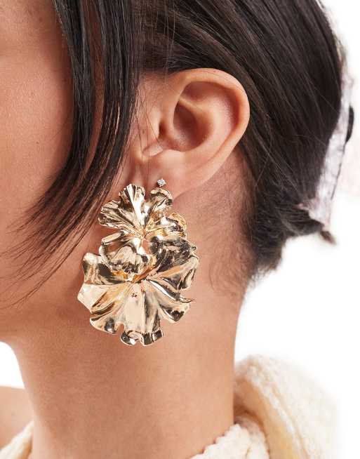 Pendientes de botón dorados con diseño extragrande de flor repujada Noveldo de Petit Moments, 3 de 4