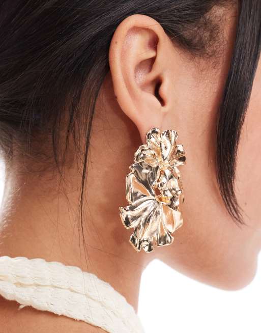 Pendientes de botón dorados con diseño extragrande de flor repujada Noveldo de Petit Moments, 4 de 4
