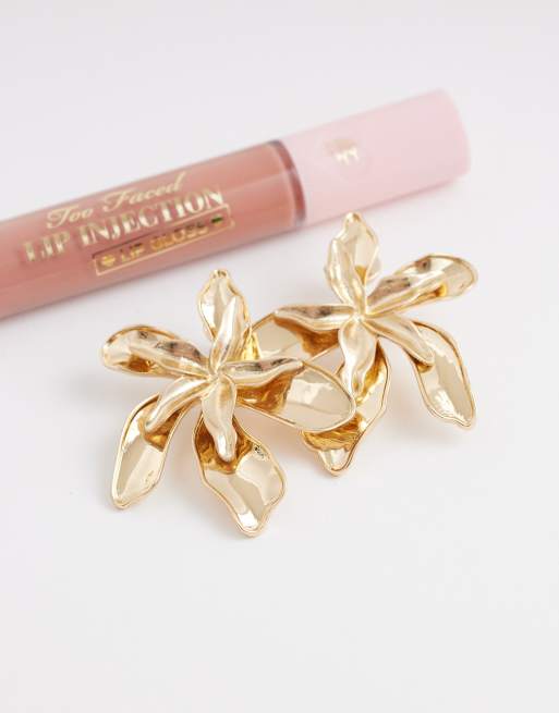 Pendientes de botón dorados con diseño floral y acabado medio cepillado de ASOS DESIGN, 2 de 4