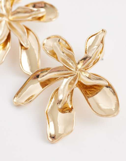 Pendientes de botón dorados con diseño floral y acabado medio cepillado de ASOS DESIGN, 3 de 4