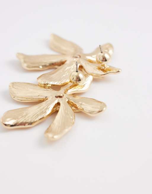 Pendientes de botón dorados con diseño floral y acabado medio cepillado de ASOS DESIGN, 4 de 4