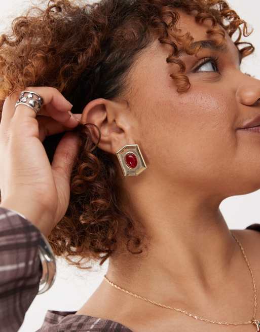 Pendientes de botón dorados con diseño hexagonal y piedra sintética roja de Reclaimed Vintage, 2 de 3