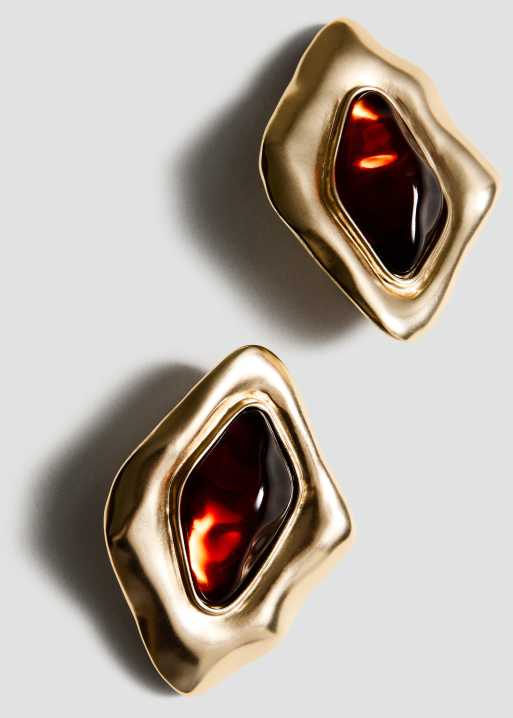 Pendientes de botón dorados con diseño llamativo de Mango