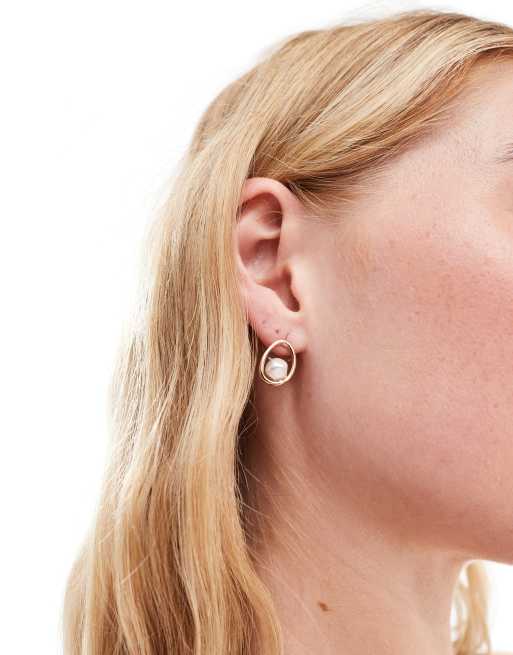 Pendientes de botón dorados con diseño redondo con perla de DesignB London 