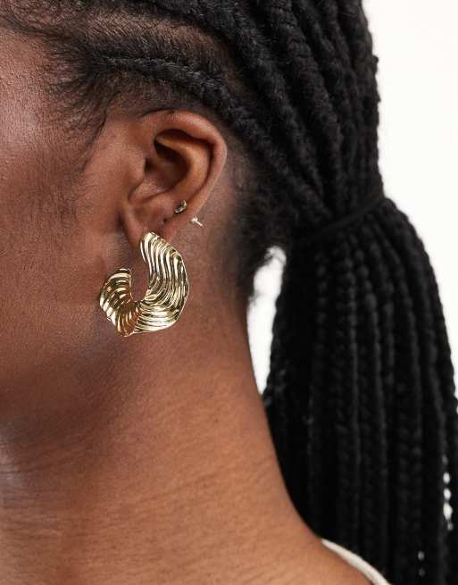 Pendientes de botón dorados con diseño repujado de estilo vintage de DesignB London 