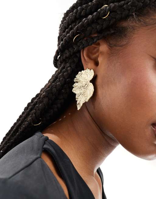 Pendientes de botón dorados con diseño texturizado de hoja de DesignB London , 4 de 4