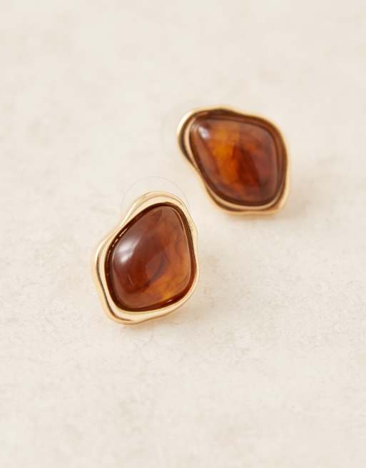 Pendientes de botón dorados con piedra efecto ámbar de resina de DesignB London, 2 de 3