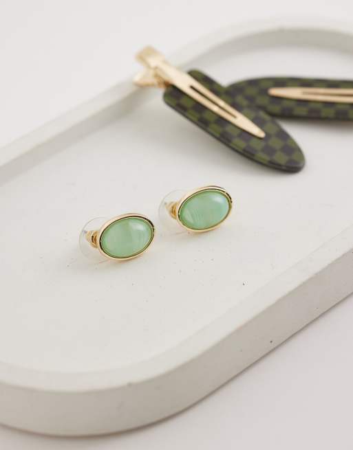 Pendientes de botón dorados con piedra verde menta de DesignB London, 2 de 4