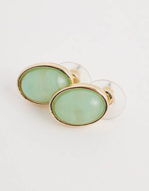 Pendientes de botón dorados con piedra verde menta de DesignB London, 4 de 4