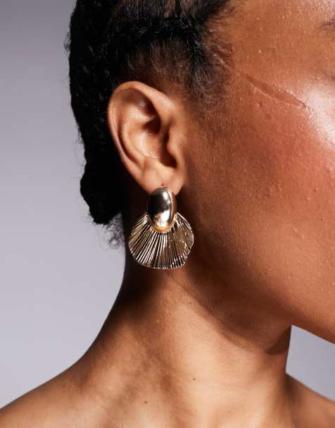 Pendientes de botón dorados de estilo vintage con diseño de abanico de True Decadence - view 1