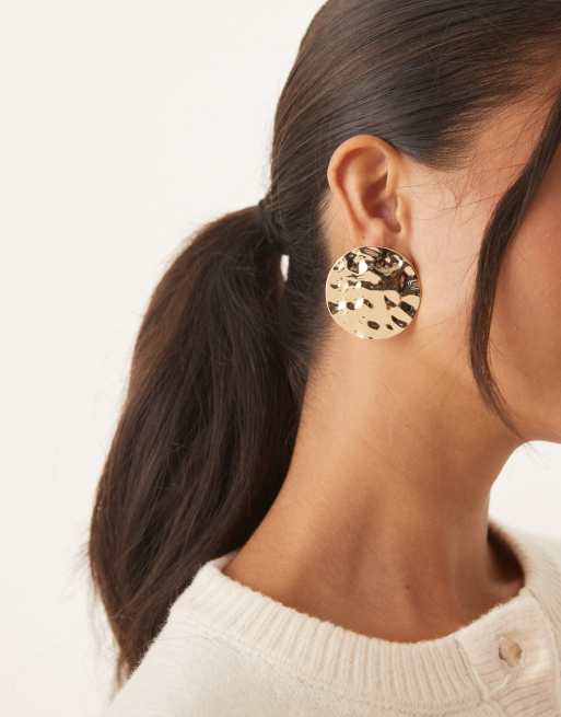 Pendientes de botón dorados en forma de disco fundido de DesignB London, 3 de 3