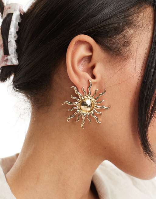 Pendientes de botón dorados llamativos con diseño de sol Diane de Petit Moments