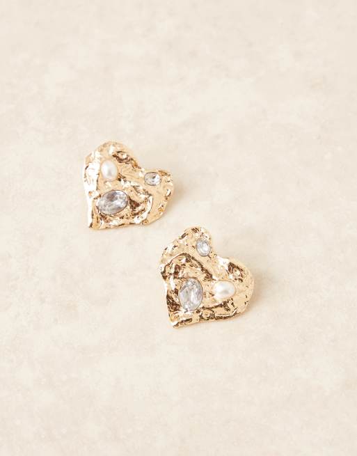 Pendientes de botón dorados llamativos en forma de corazón con detalle de perlas de imitación de ASOS DESIGN, 2 de 3