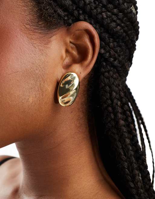 Pendientes de botón dorados ovalados con diseño repujado de DesignB London 